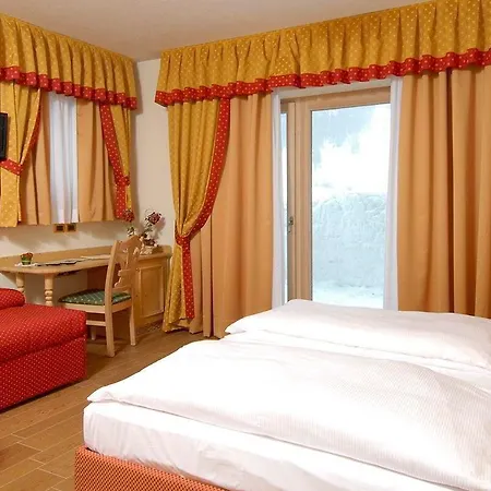 Paradise 4*